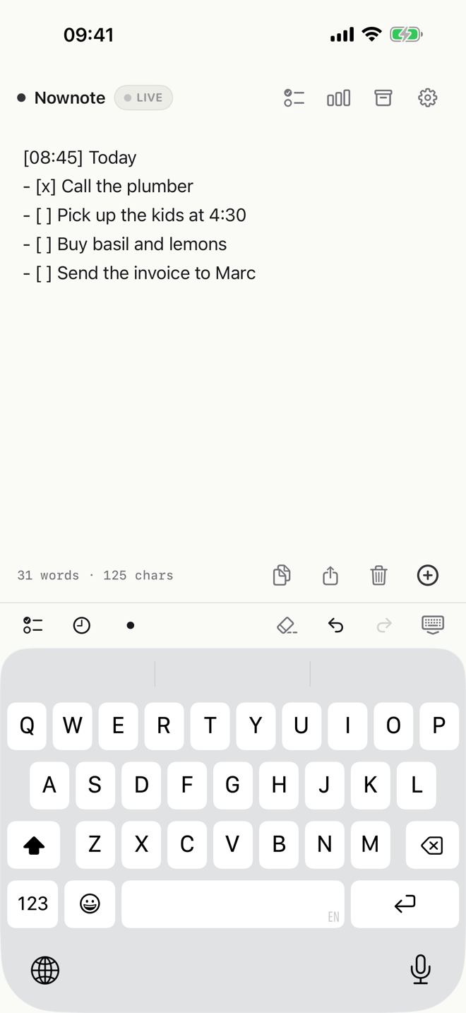 The Nownote editor: one note with a timestamp and a checklist, keyboard open